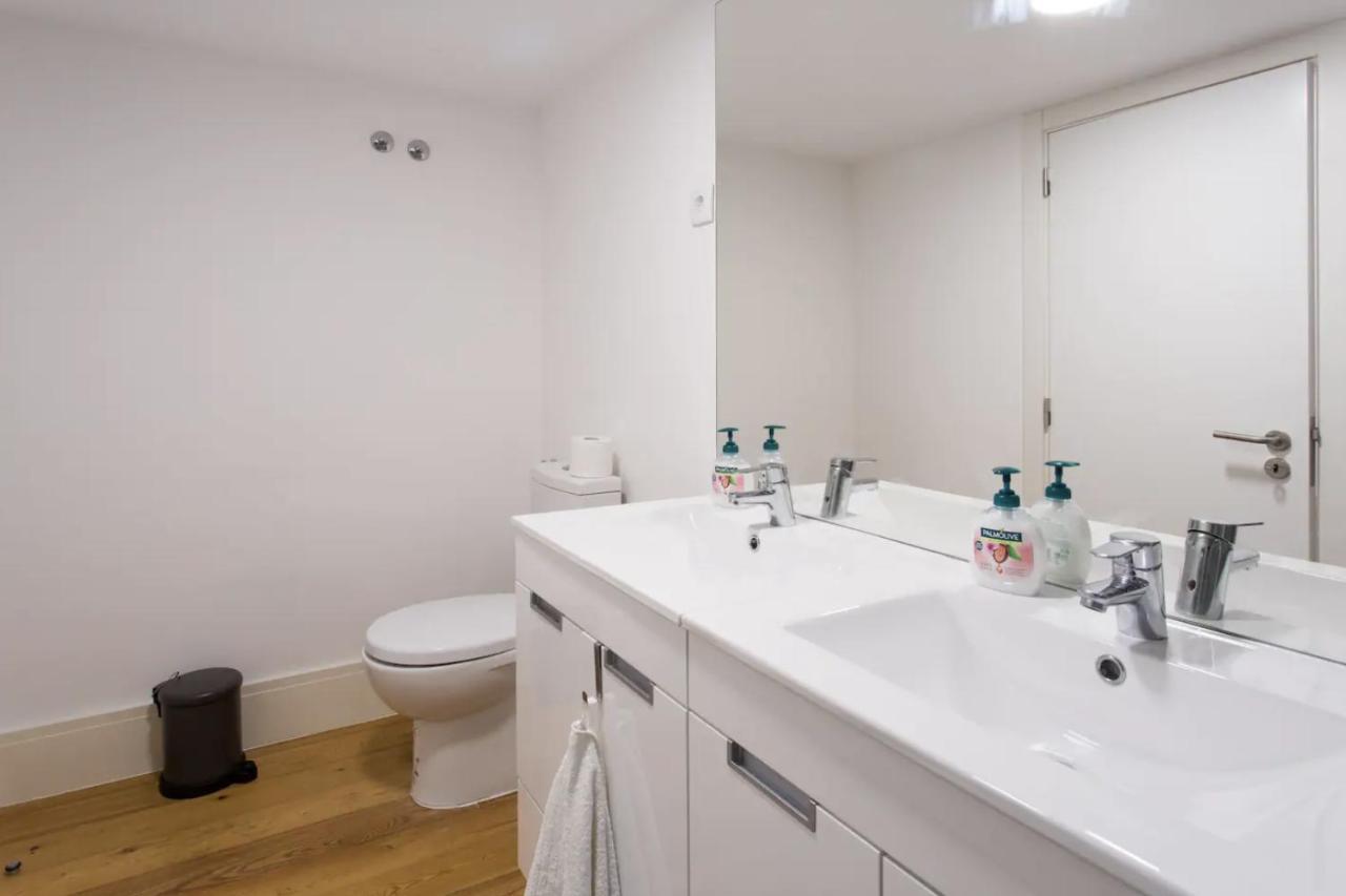 Beautiful 3-Story House In Chiado With A 40M² Private Terrace Appartement Lissabon Buitenkant foto