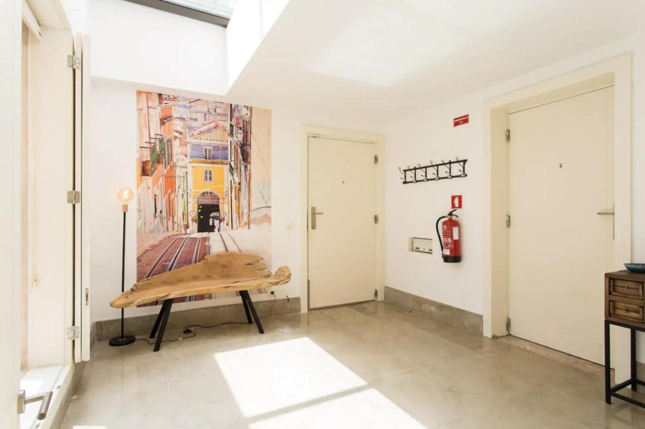 Beautiful 3-Story House In Chiado With A 40M² Private Terrace Appartement Lissabon Buitenkant foto