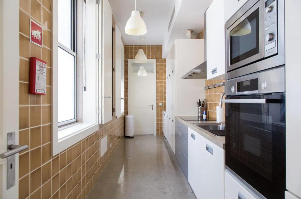 Beautiful 3-Story House In Chiado With A 40M² Private Terrace Appartement Lissabon Buitenkant foto