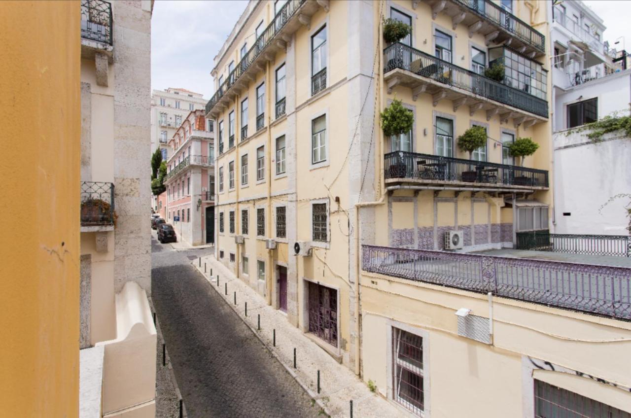 Beautiful 3-Story House In Chiado With A 40M² Private Terrace Appartement Lissabon Buitenkant foto